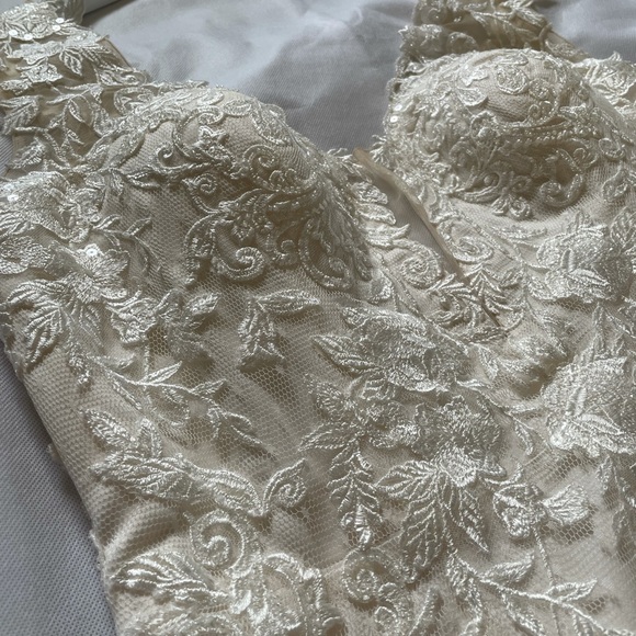 Brand New- Never Worn Wedding Dress - Picture 1 of 9